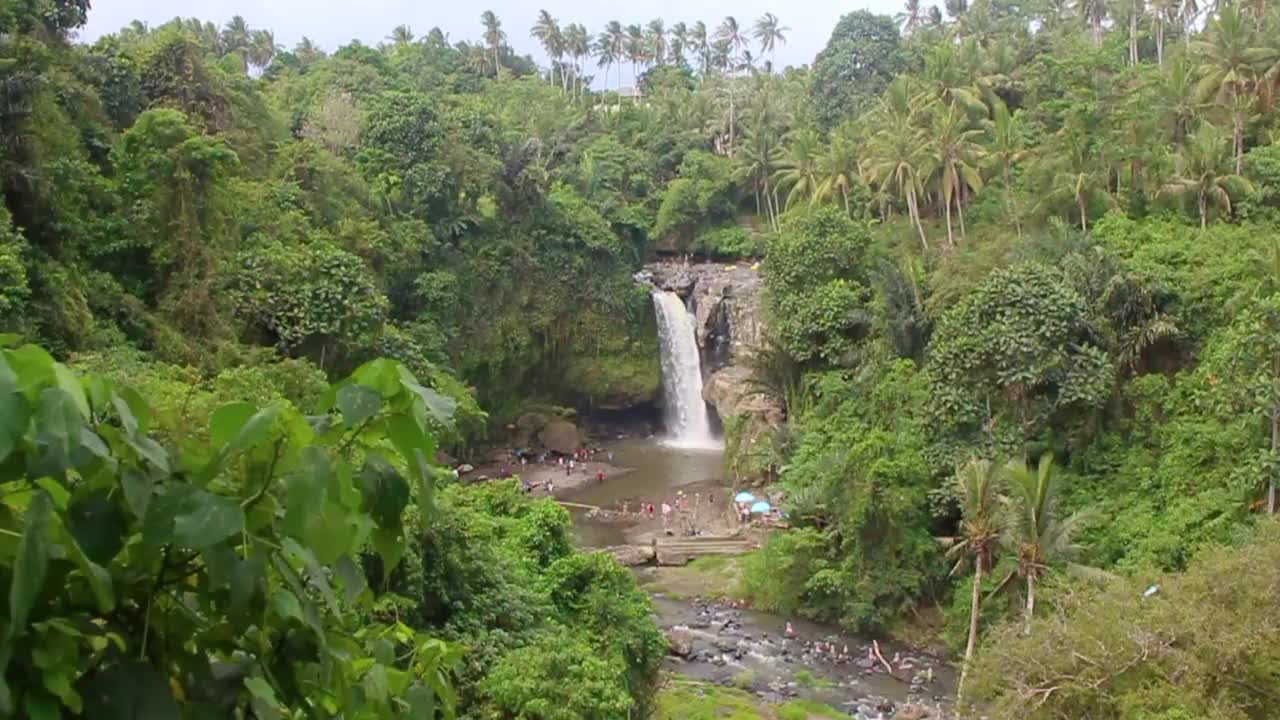 瀑布在巴厘岛视频素材