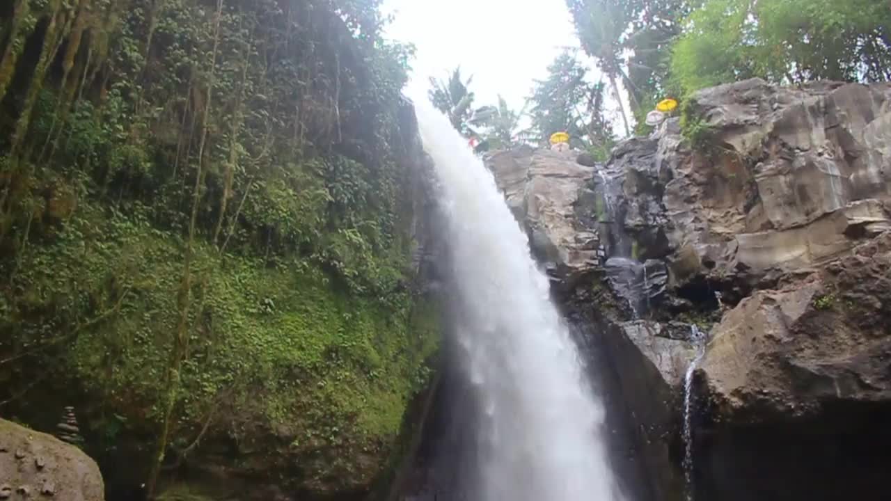 瀑布在巴厘岛视频素材