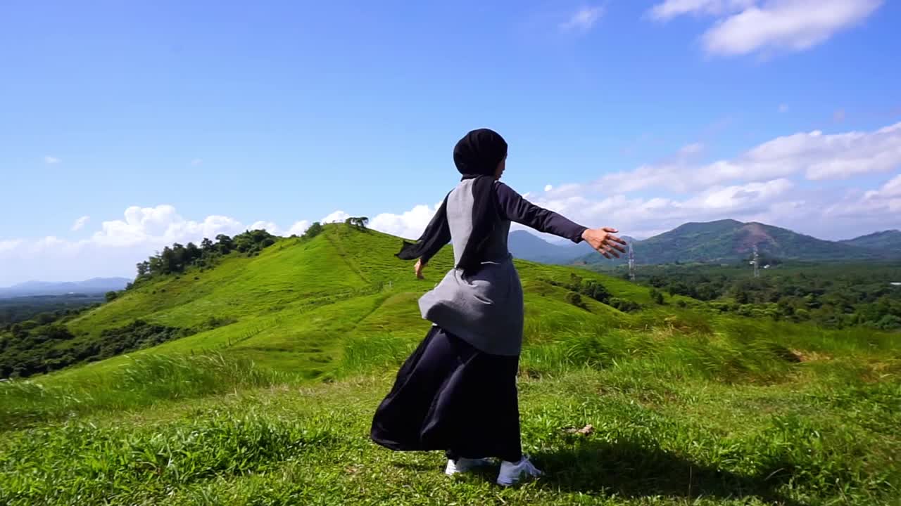 山顶上的年轻女子，自由，放松视频素材