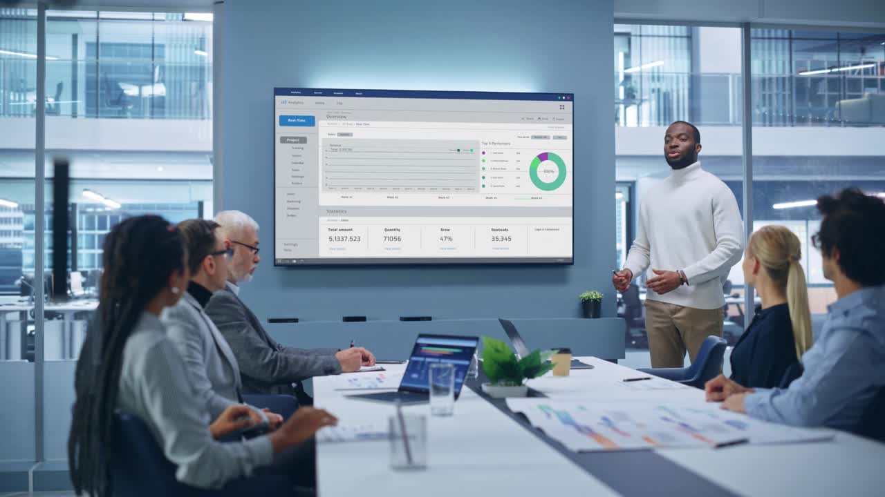 办公室会议室会议演示:黑人商人谈话，用大数据分析，图表，信息图表，电视屏幕显示公司增长。电子商务电子商务。静态的照片视频素材