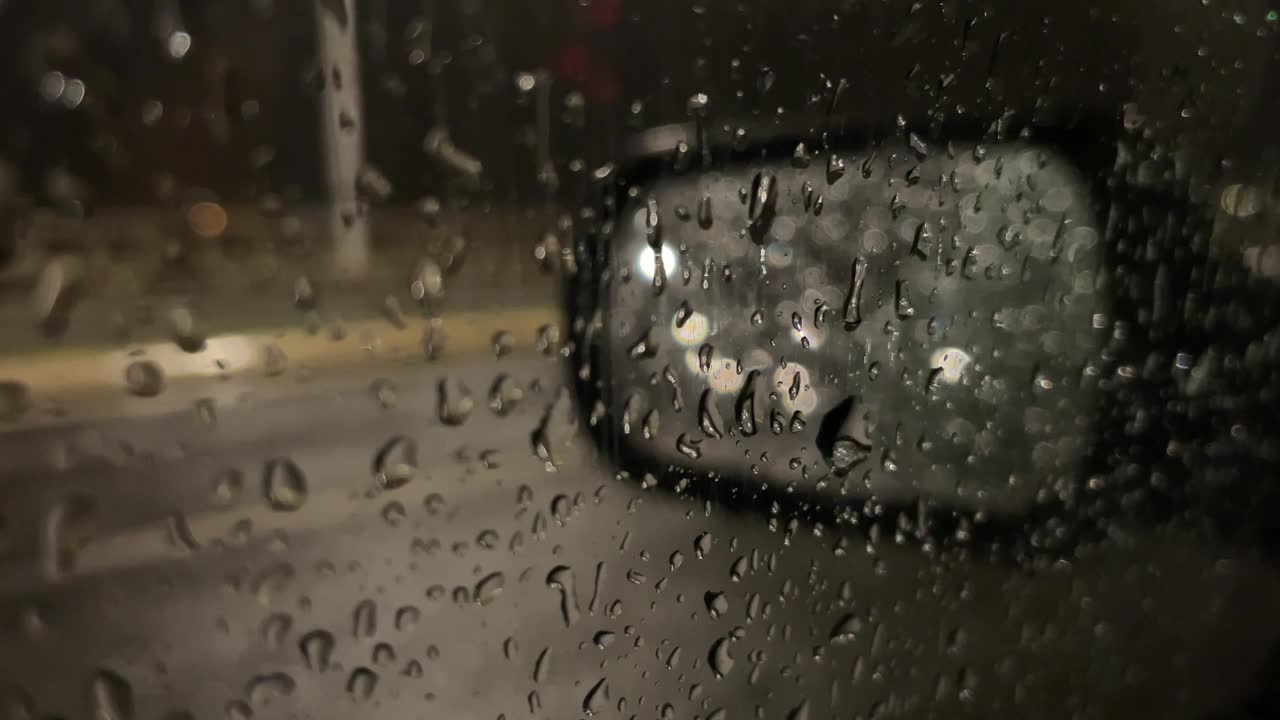 开始下大雨时，车里的景象。有选择性的重点。窗户里满是雨水视频下载