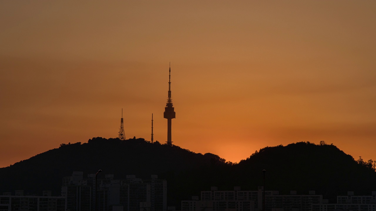 日落在市中心与N首尔塔和南山/韩国首尔视频素材