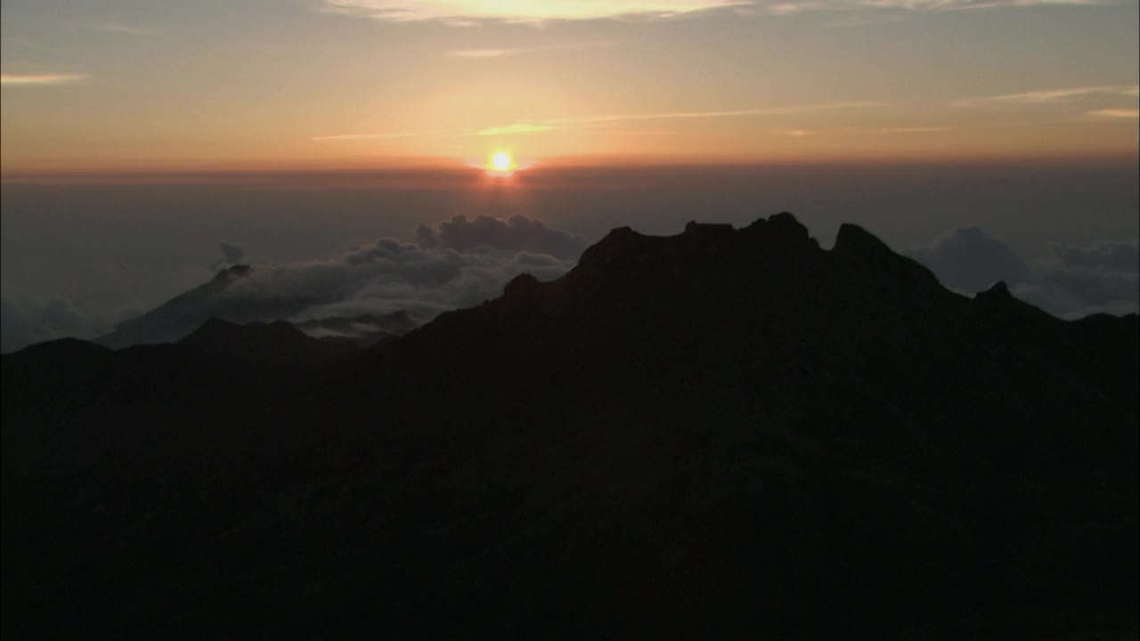 一轮明亮的太阳出现在地平线上。视频素材