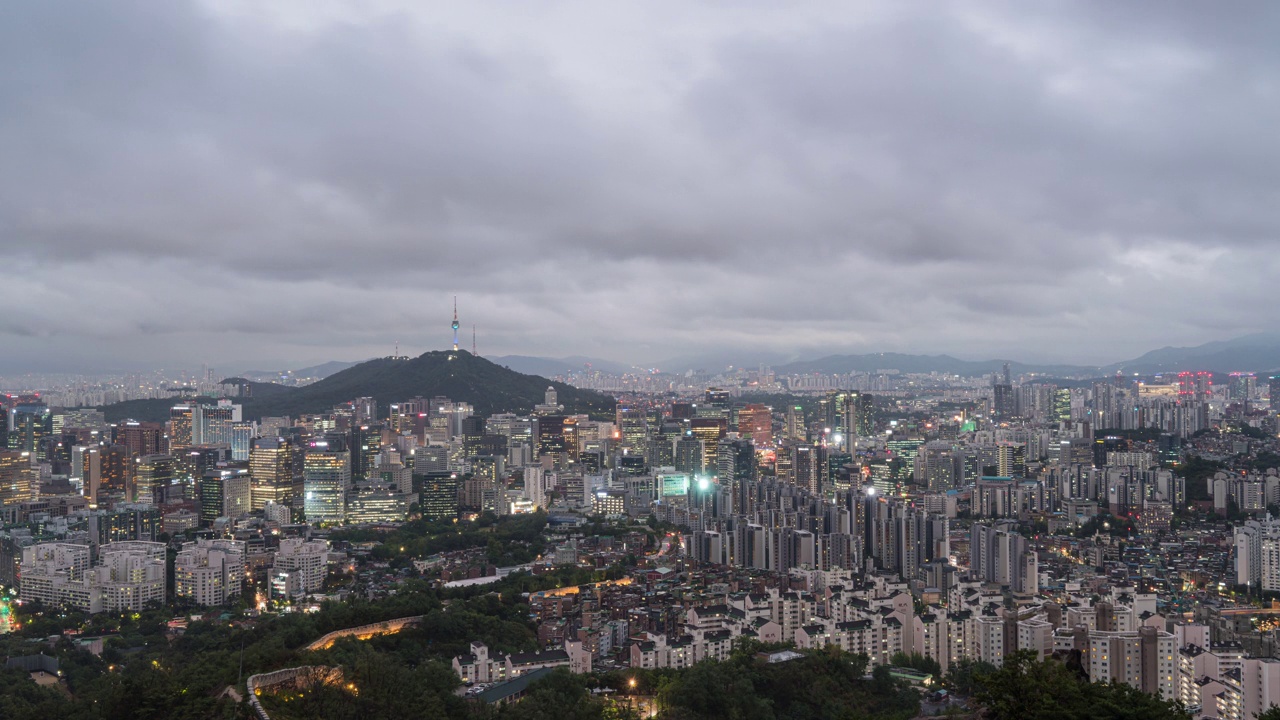 白天和黑夜——首尔城郭和N首尔塔周围的市中心/韩国首尔中区和钟路区视频素材