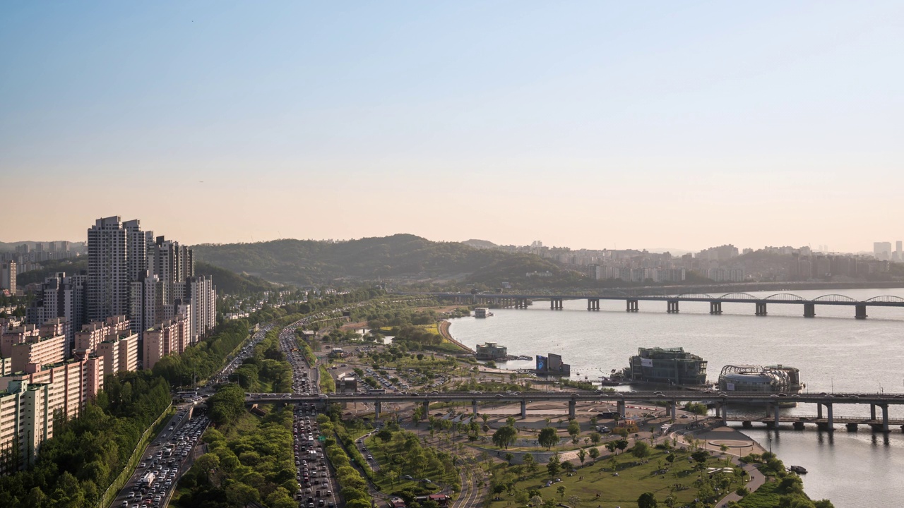 白天——汉江、汉江公园、奥林匹克高速公路、盘浦大桥、铜雀大桥/首尔瑞草区视频素材