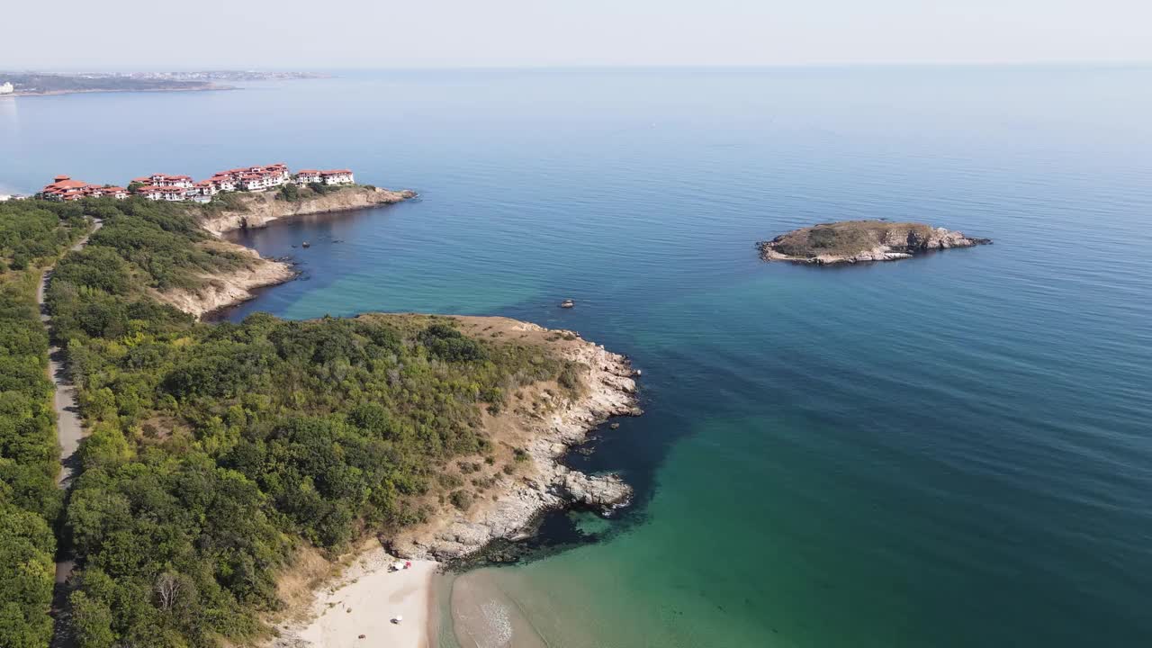 保加利亚阿尔库蒂诺地区蛇岛的鸟瞰图视频素材