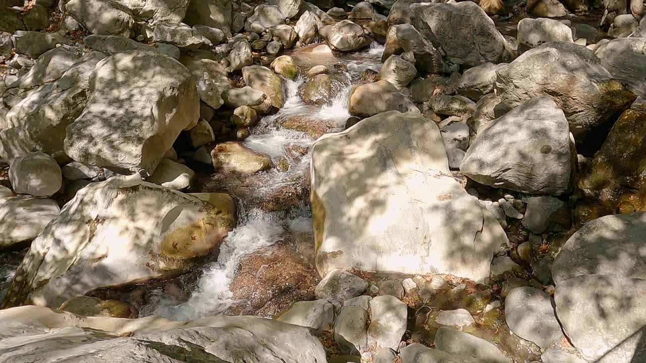 水在山岩间流动，峡谷中的河流，慢动作，瀑布。视频素材