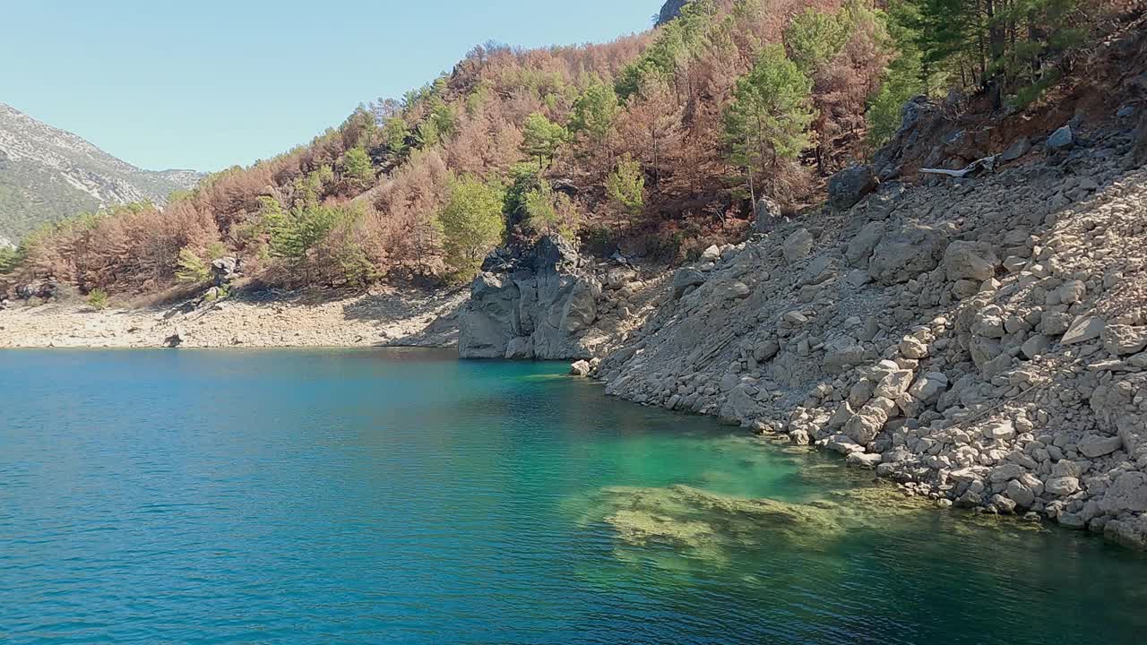 全景水库，碧水透亮，山石叠嶂。视频素材