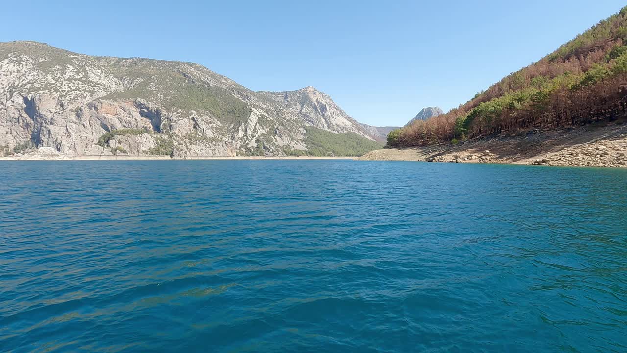 水库水面运动有蓝水，山有岩。视频素材