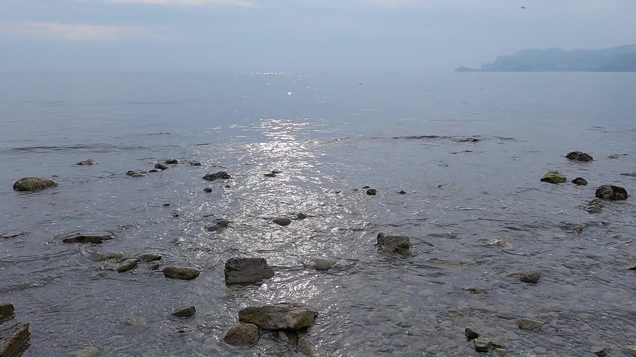 海石海岸，水面微风轻拂，动作缓慢。视频素材