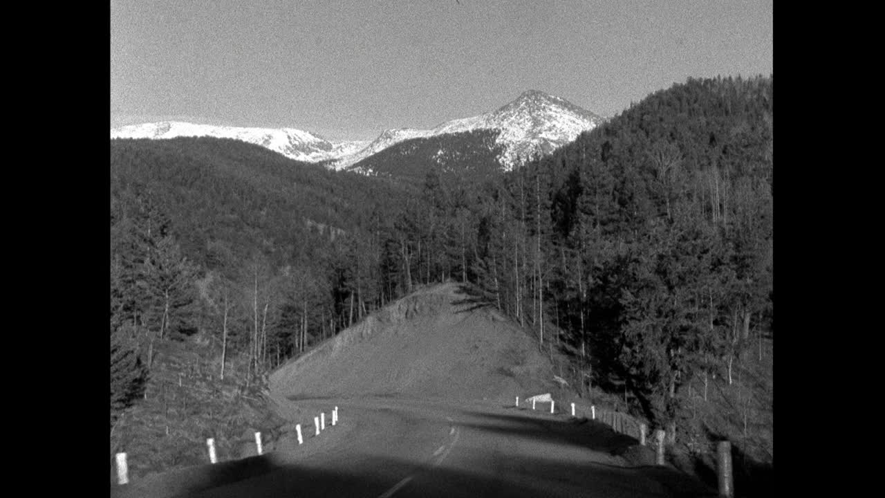 汽车POV行驶在科罗拉多州蜿蜒的乡村道路上;1960视频素材