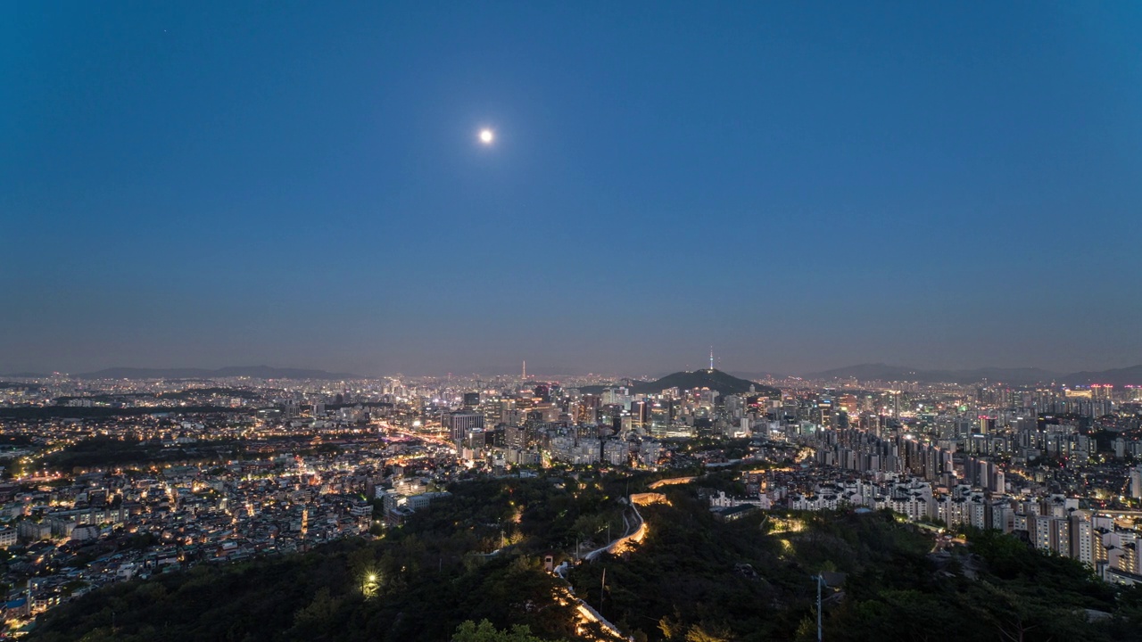 夜以继日——首尔市中心N首尔塔和首尔炮台周围/韩国首尔中区和钟路区视频素材