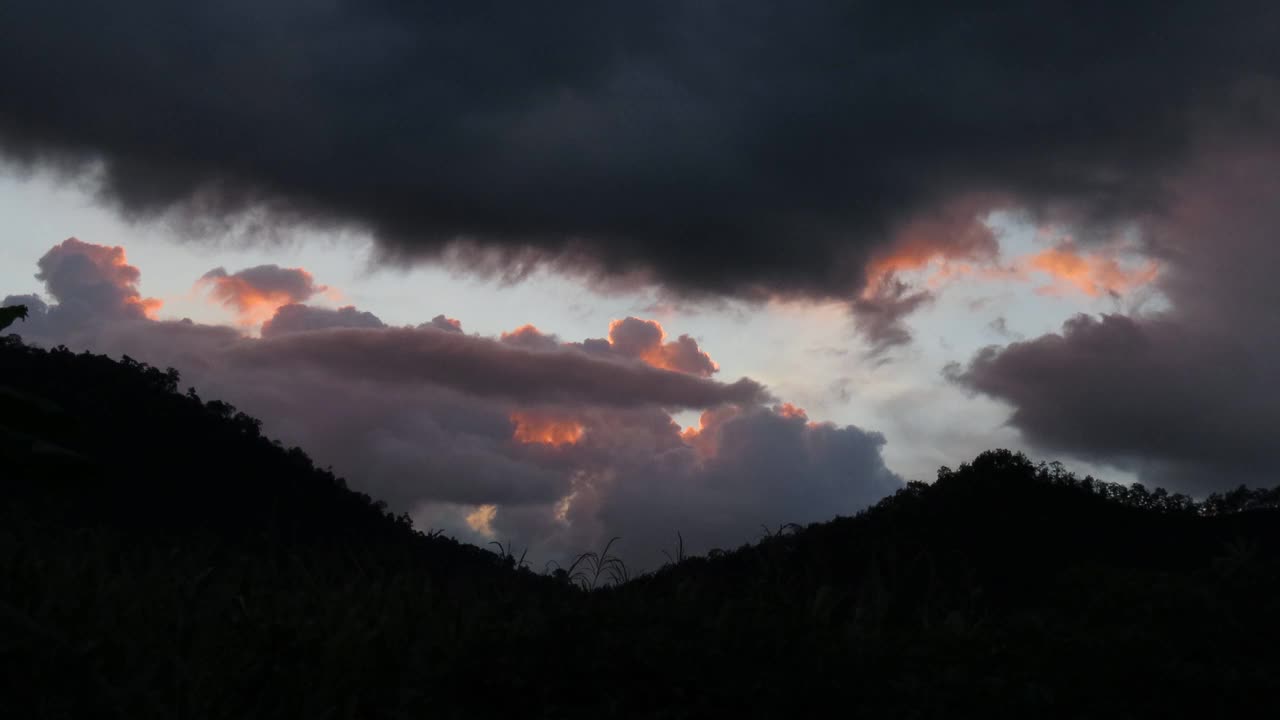 落日的天空和山上的云朵视频素材