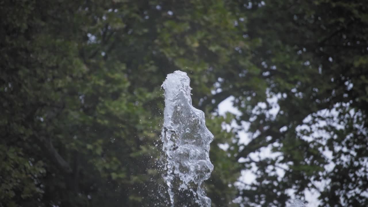 喷泉水流的缓慢运动视频素材