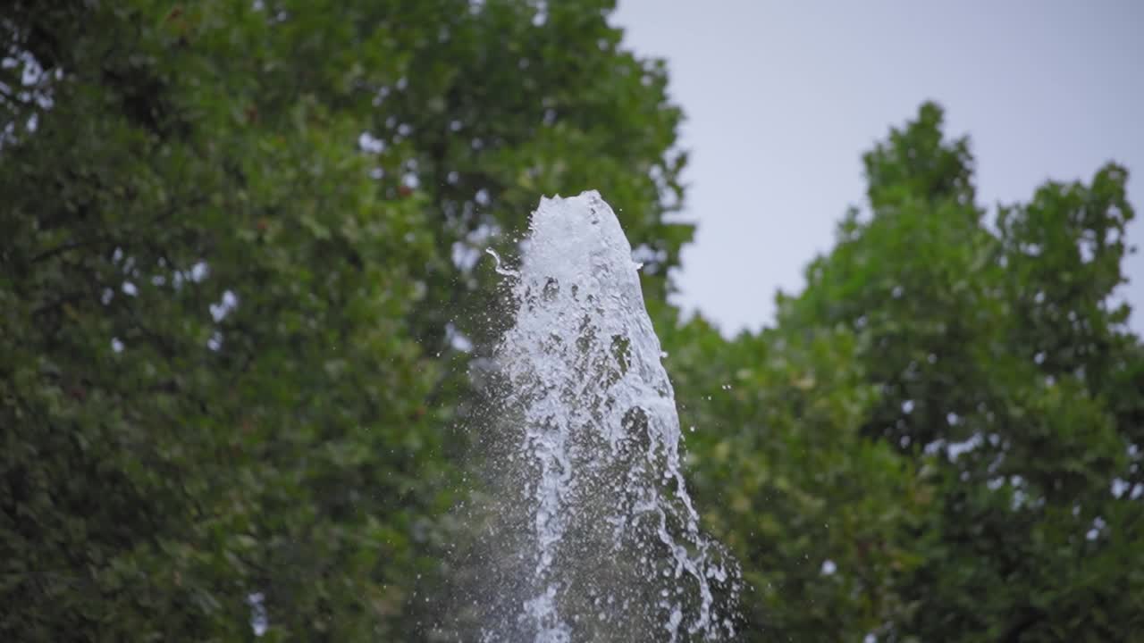 喷泉的水流飞溅着视频素材