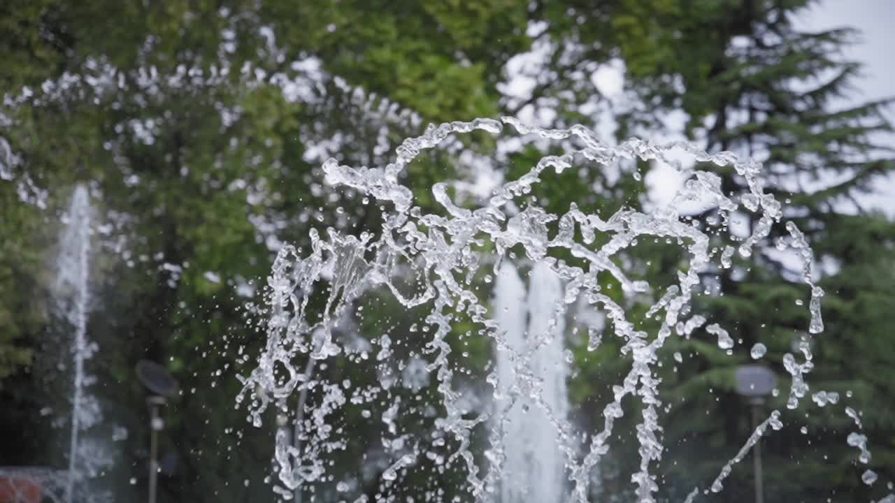 喷泉的水飞溅着视频素材