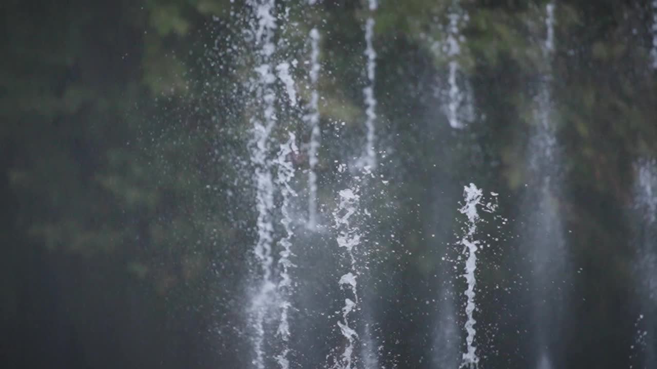 跟踪拍摄的水滴飞溅视频素材