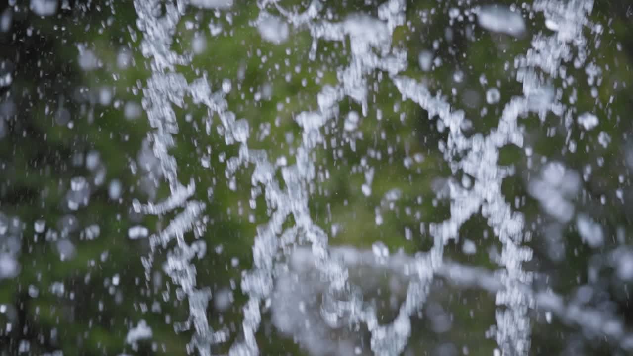 水缓缓地在空中飞溅视频素材