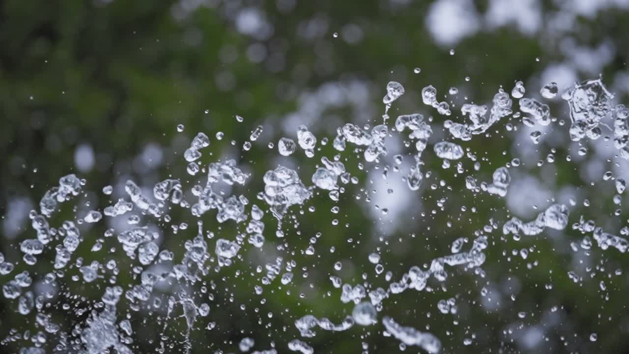 水滴飞溅的特写镜头视频素材