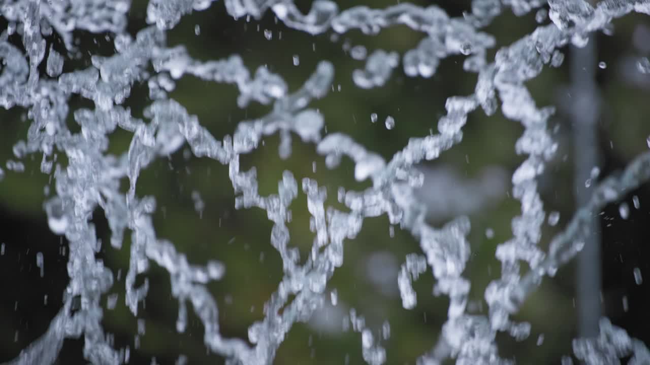 喷泉溪流在绿色的背景视频素材