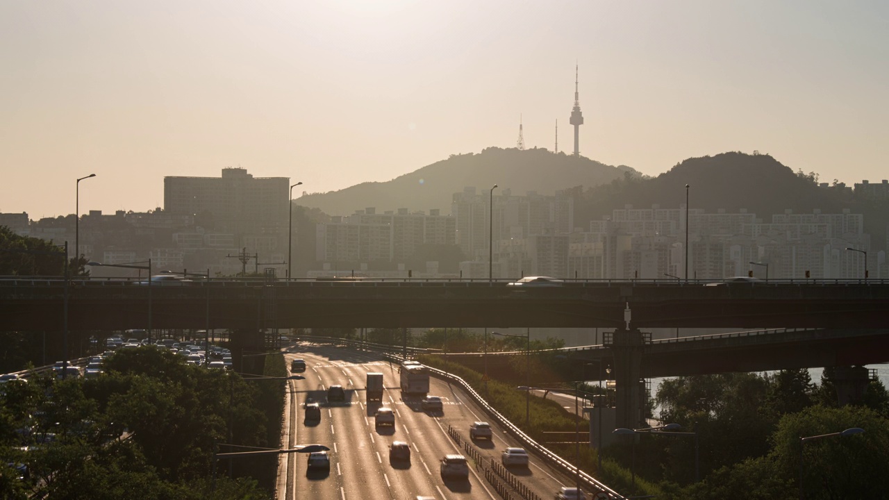 白天——首尔江南区汉江周围的市中心、奥林匹克高速公路、圣水大桥和N首尔塔视频素材