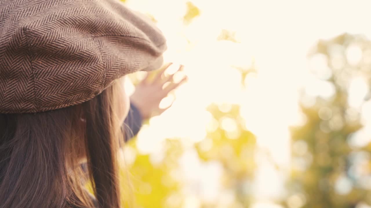 女孩游客在秋天的森林里徒步旅行视频素材