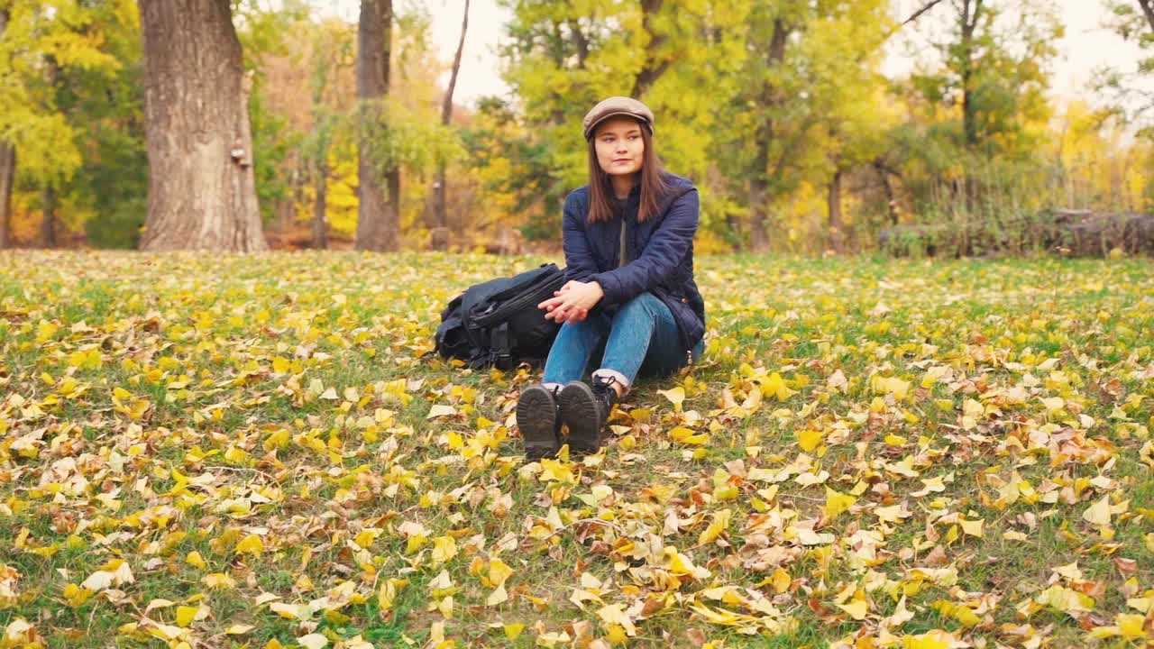 女孩游客在秋天的森林里徒步旅行视频素材