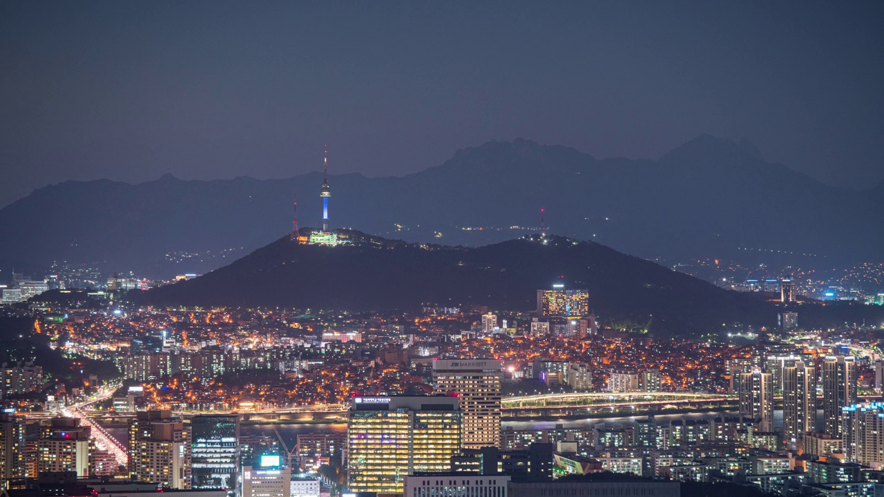 韩国首尔，汉江周围的市中心和N首尔塔/江南和龙山区的夜景视频素材