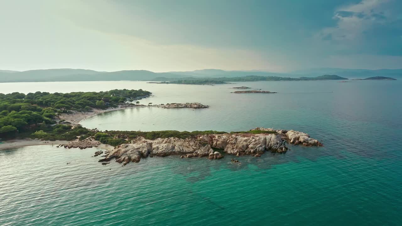 Karydi海滩鸟瞰图，岛屿，日落。Vourvourou Halkidiki，希腊国家视频素材