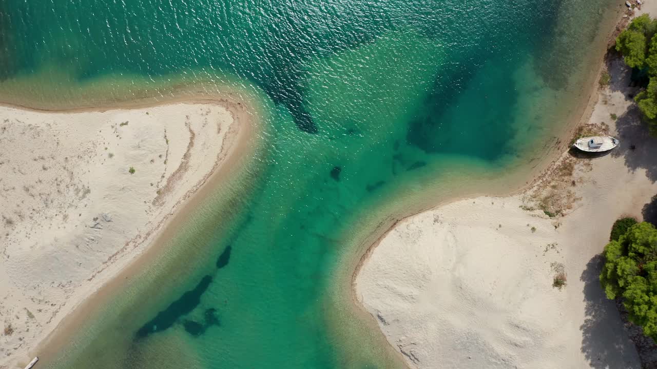 无人机鸟瞰泻湖海滩，哈尔基迪基，卡桑德拉半岛。希腊爱琴海视频素材