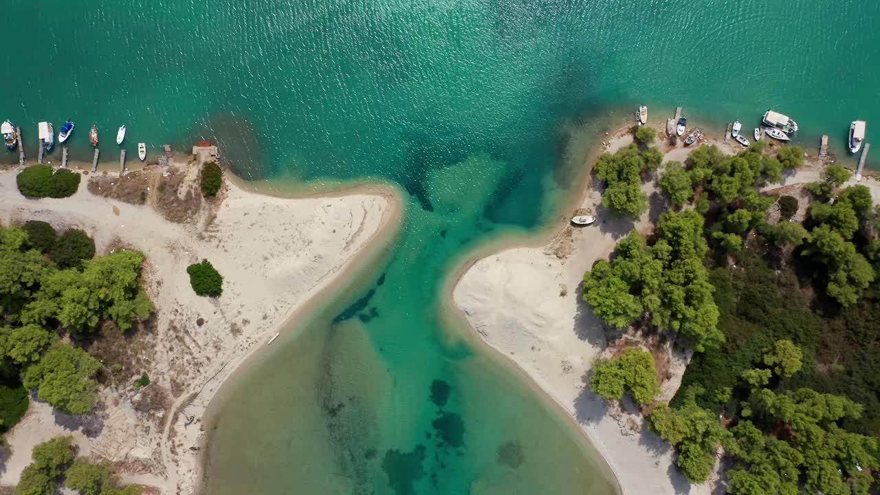 无人机鸟瞰泻湖海滩，哈尔基迪基，卡桑德拉半岛。希腊视频素材