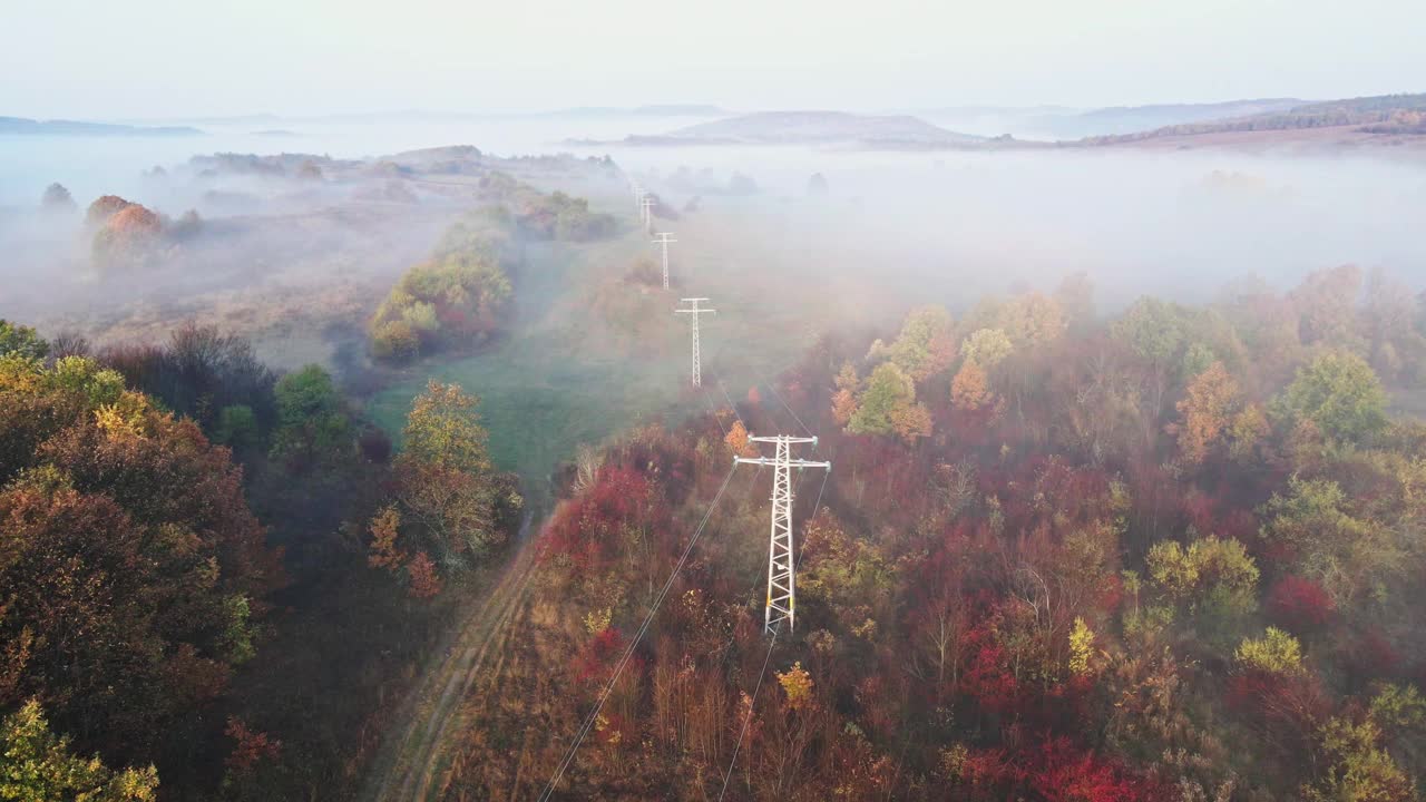 高电压电杆与秋雾日出，鸟瞰图。视频素材