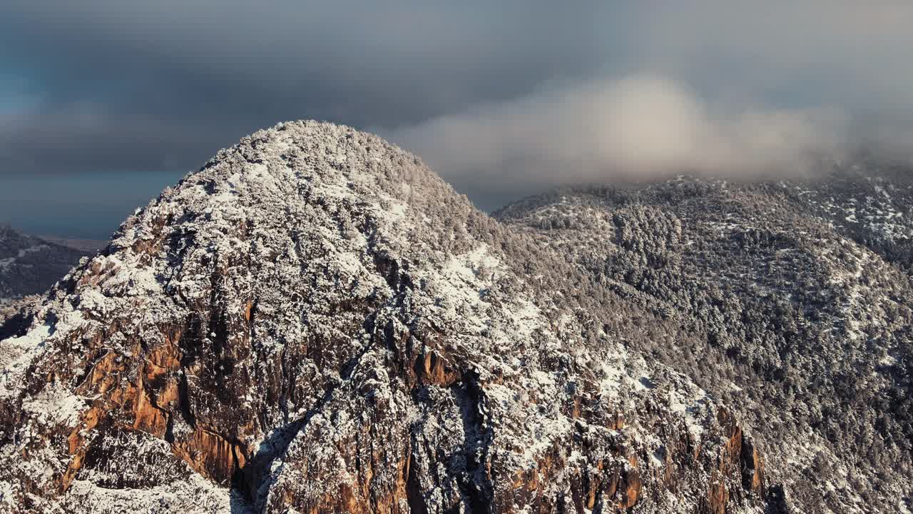 冬天的陡峭山峰视频素材