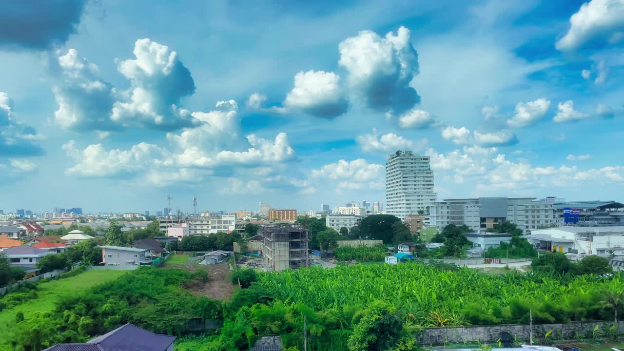 时光流逝，曼谷市区的绿地上的公寓楼建设项目。视频素材