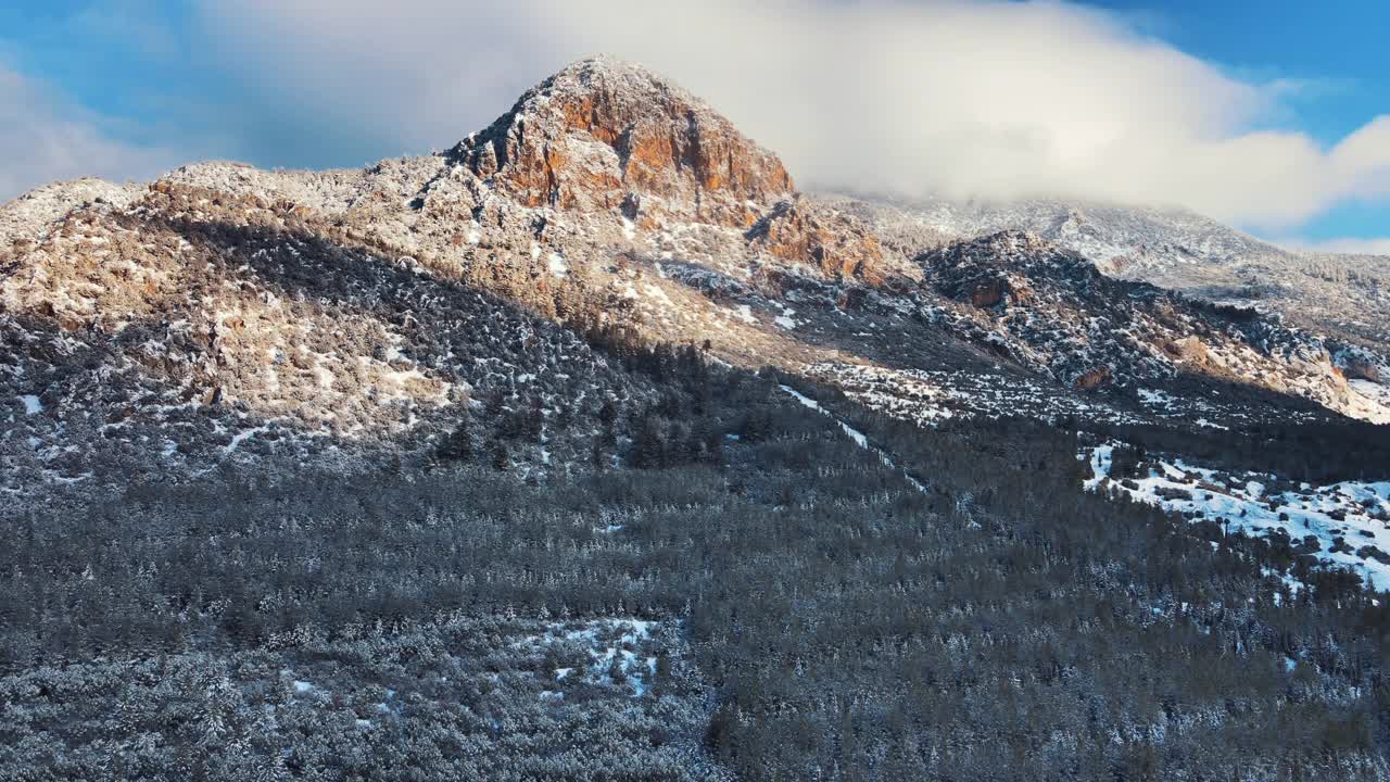 冬天的陡峭山峰视频素材