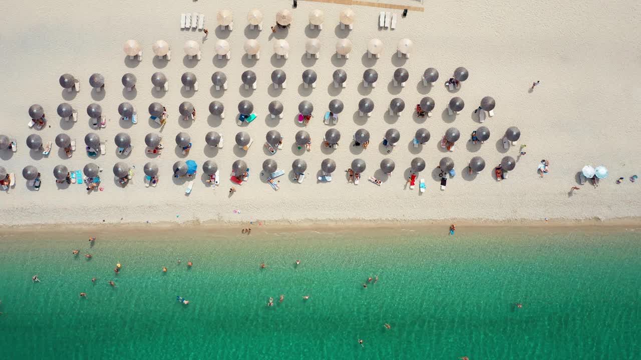 鸟瞰泻湖海滩上的人，沙滩伞，大海。希腊。Kassandra半岛视频素材