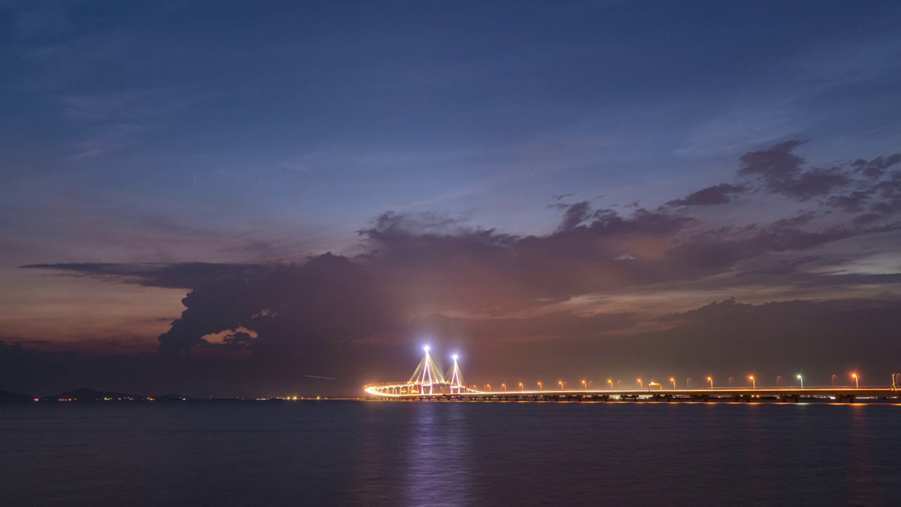 夜景——韩国仁川大桥上的日落视频素材