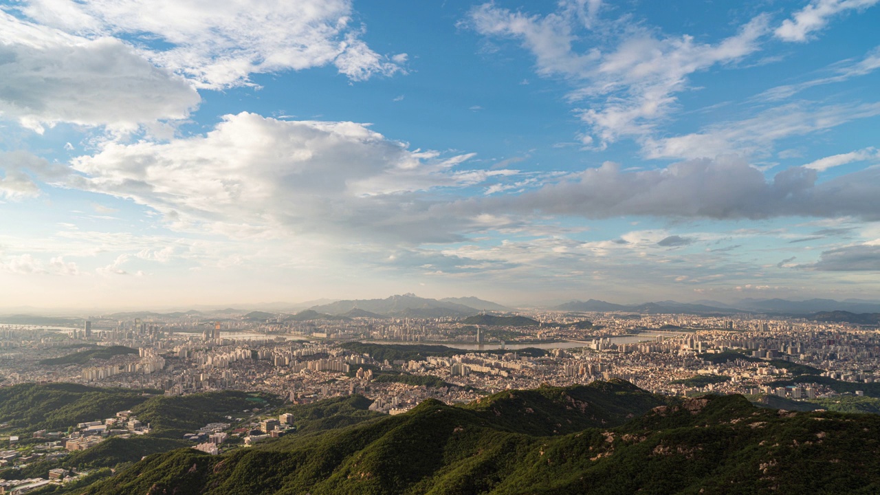 白天-汉江、冠岳山和北汉山周边的市中心风景/韩国首尔视频素材