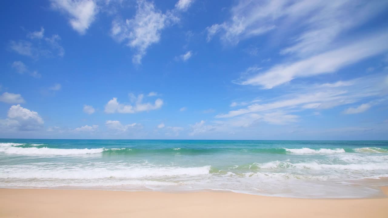 泰国普吉岛的海滩。美丽的热带海滩，蓝天白云。热带海滩与海浪冲击空海滩。安达曼海沙和天空在美丽的夏日假期视频素材