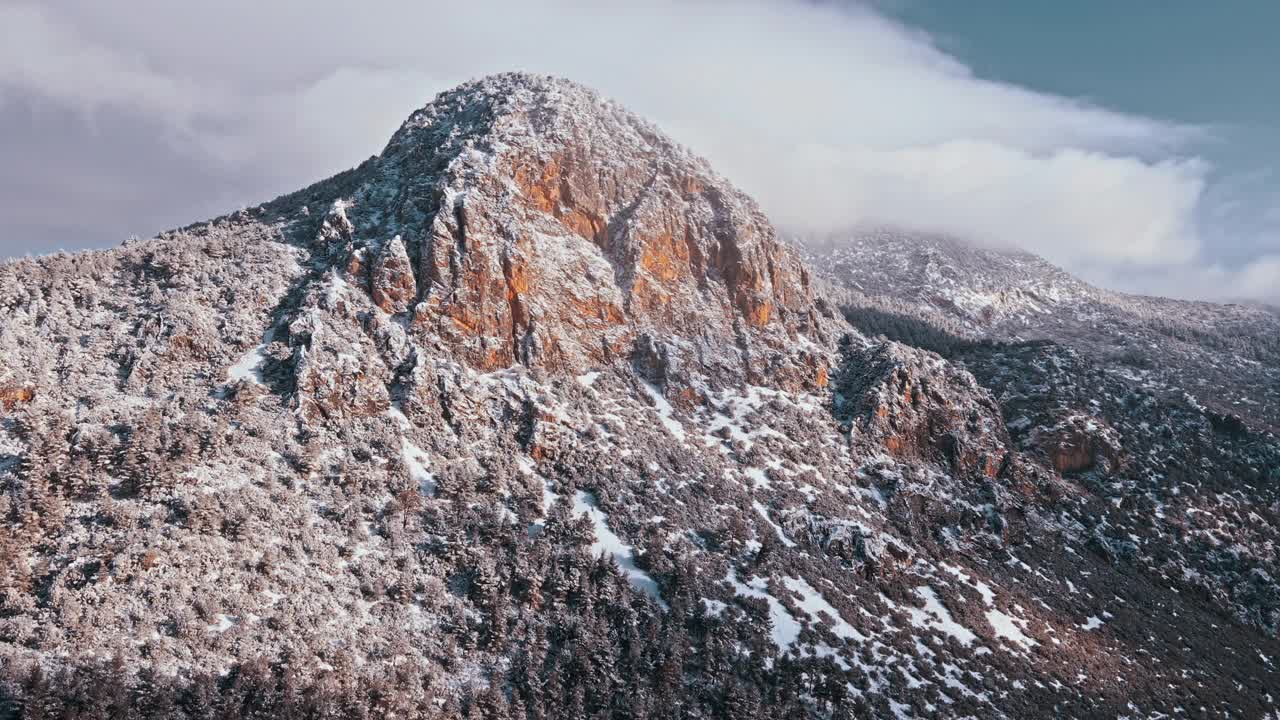 冬天的陡峭山峰视频素材