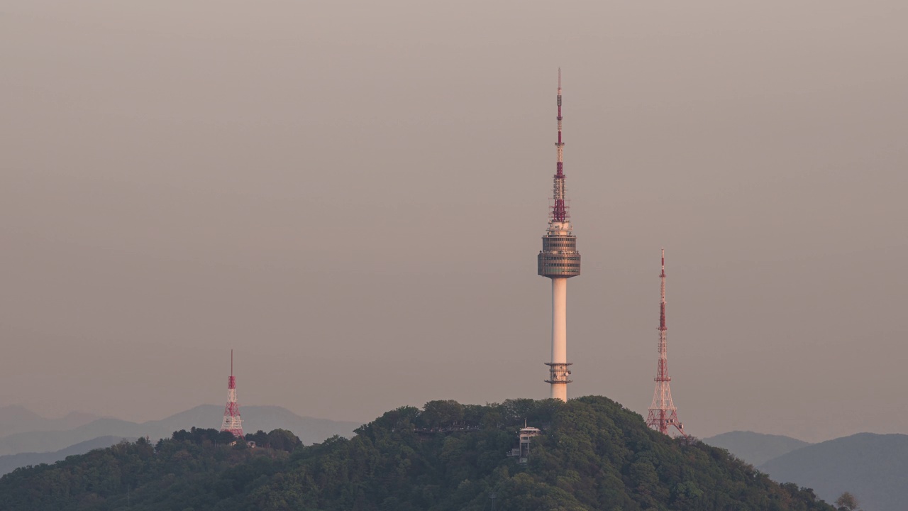 白天:韩国首尔市内，N首尔塔和南山视频素材