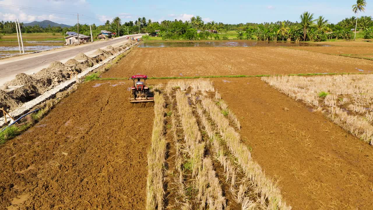 拖拉机犁地播种水稻视频素材