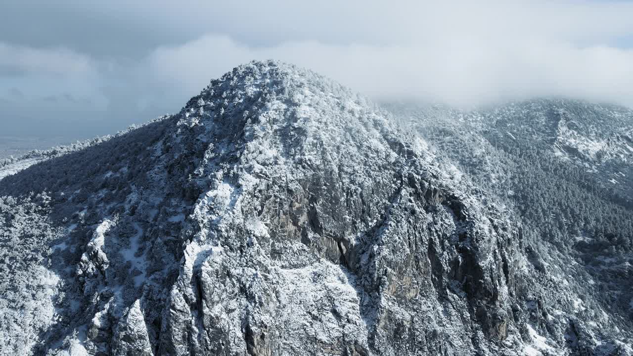 冬天的陡峭山峰视频素材