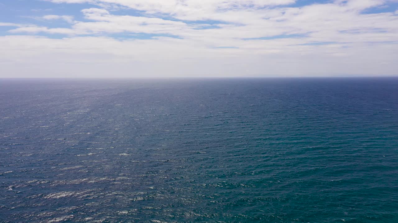 从无人机上可以看到蓝色的海和天空，还有云朵视频素材