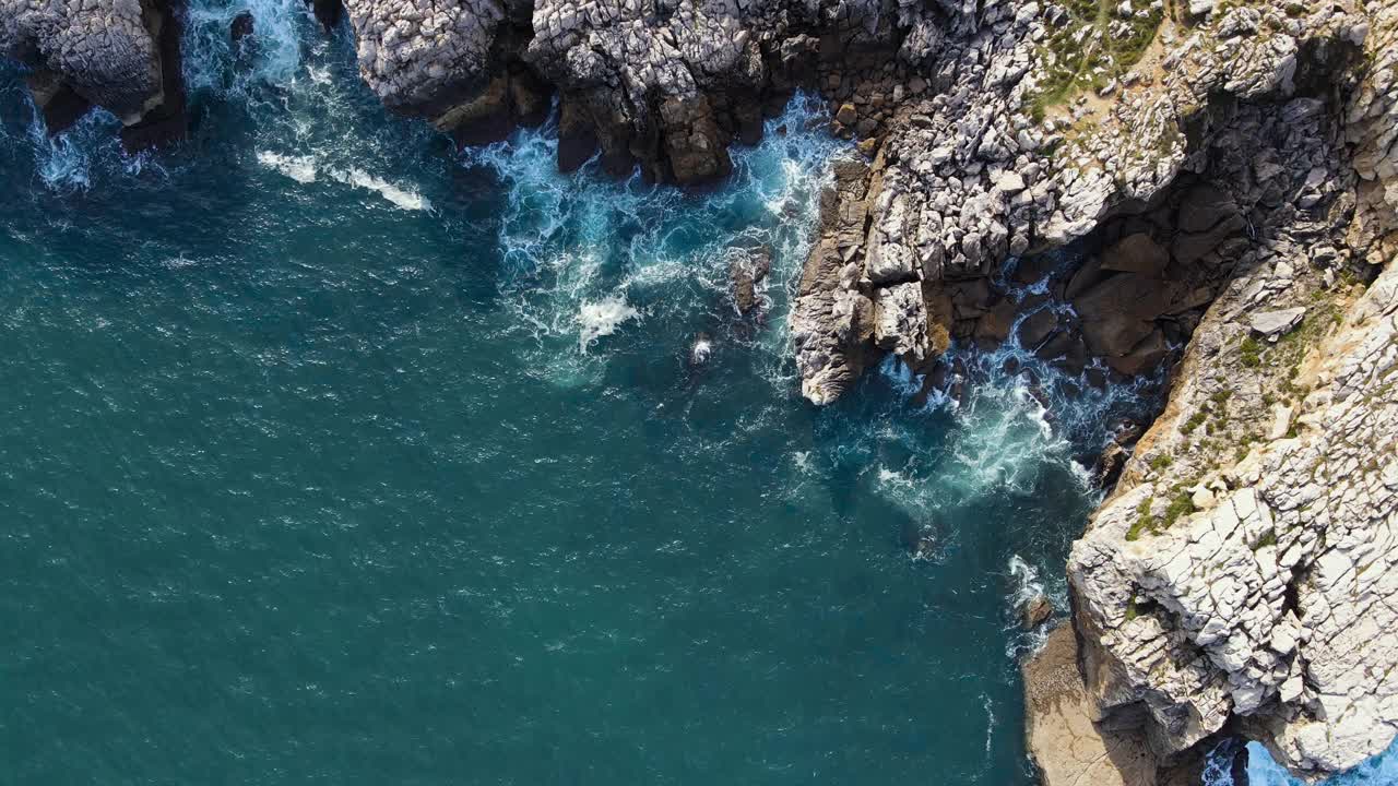 壮丽的空中俯瞰坎塔布里亚海的岩石海岸线悬崖。高质量4k素材视频素材