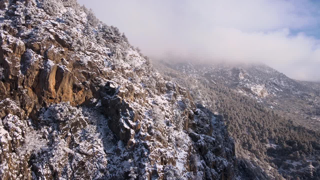 冬天的陡峭山峰视频素材