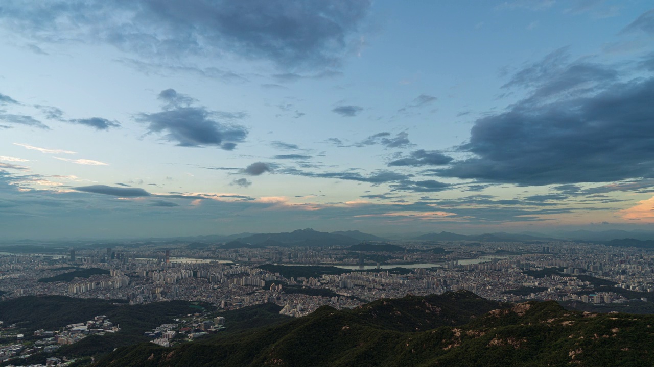 白天和晚上-汉江、冠岳山和北汉山周围的市中心风景/韩国首尔视频素材