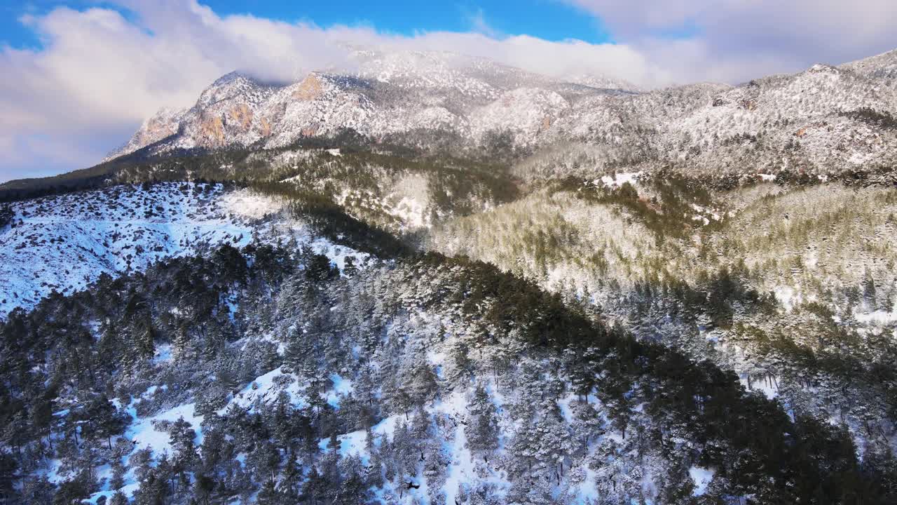 冬天的陡峭山峰视频素材