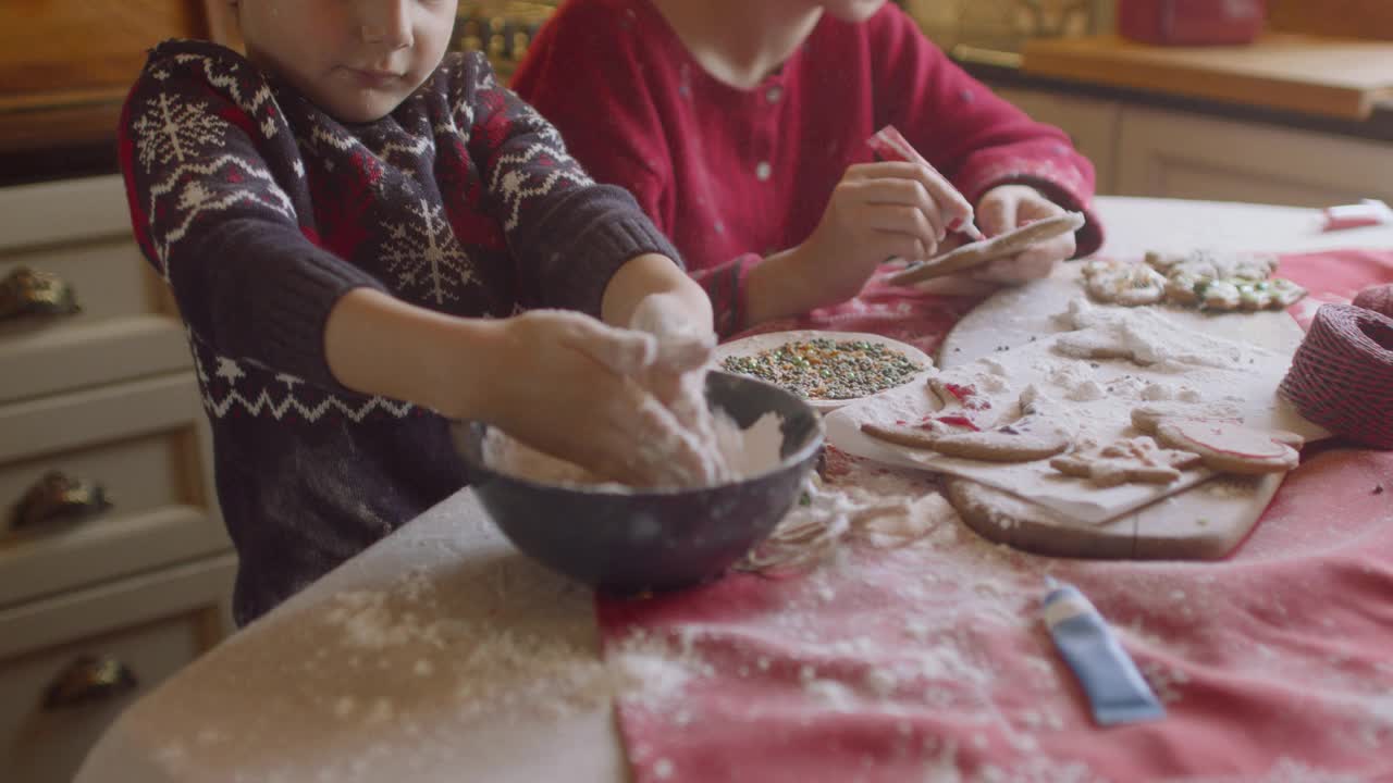 一家人在厨房里做圣诞饼干视频下载