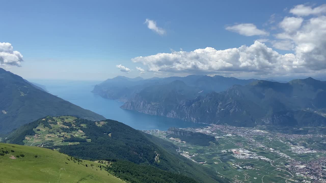 加尔达湖来自巴尔多山视频素材